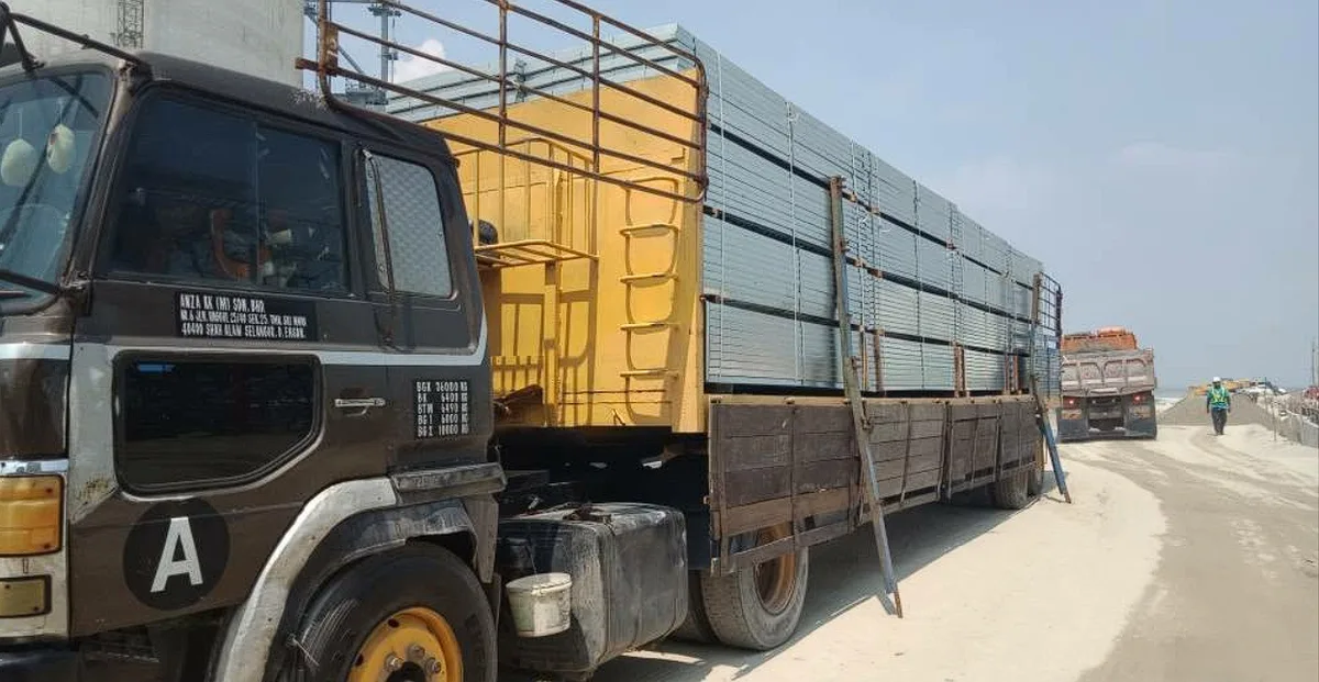 Long lorry loaded with steel materials on site, lori sewa Klang