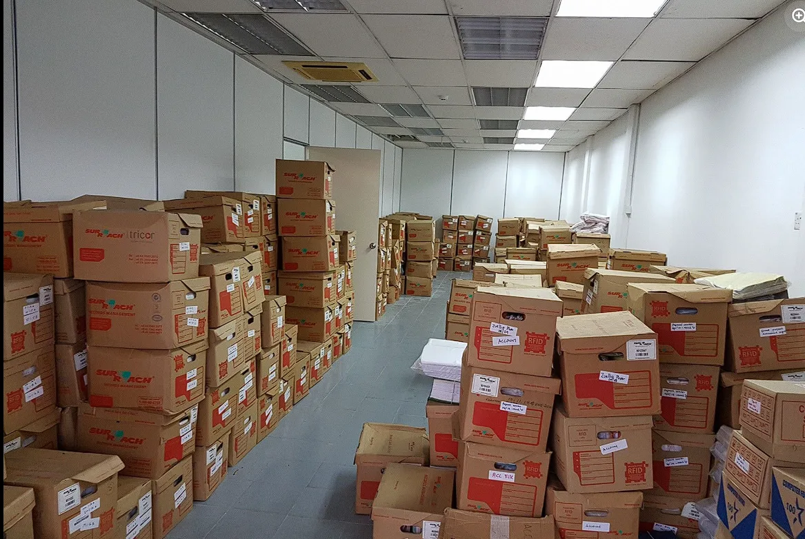 Room filled with packed and labelled moving boxes, mover Klang