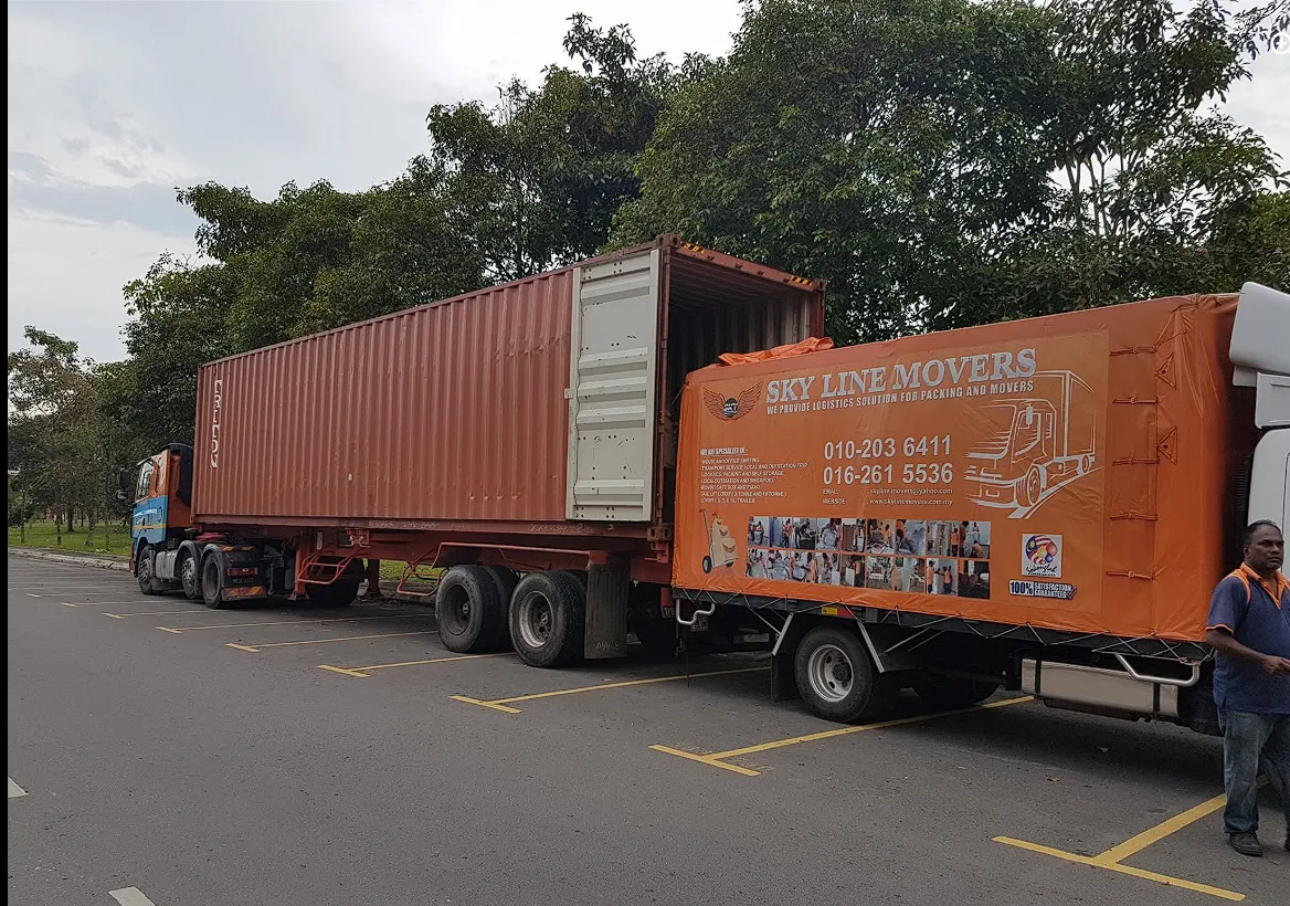 Sky Line Movers lorry with crew member standing by, lori sewa Selangor