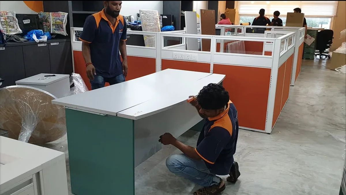 Crew assembling office desks and workstations, pindah pejabat